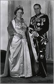 'eén keer per week, als ze naar de bakker moest, belde koningin juliana', herinnerde paans zich bij ischa meijer. Koningin Juliana En Prins Bernhard Koningin Koninginnen Geschiedenis