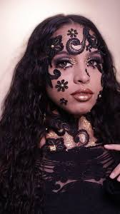 Trend do lace face ativada!, Uma mistura de arte, tecido e muita ousadia —  porque a make também é lugar de brincar e se expressar. ✨,  @giovana_meneze.s , @eijumaciel , #trend #trendlaceface #laceface