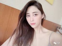 17歲的電影，17歲的聲音。 17歲的秘語，17歲的我和你。 17歲的青春，剛剛好。 電影《秘果》 推廣曲《秘語》 作詞：吳斌 作曲：林采欣 編曲：遊政豪 演唱：歐陽娜娜、陳飛宇 我看著你的眼睛 我聽見你的姓名 汗濕的手心 故作的鎮定 伴著怦然心動 聲音 你像詩詞裡的風景 你又像道無解的數學題. çª'æ¯ æ¬§é˜³å¨œå¨œå¥¹å§çš„é¢œå€¼è¶Šæ¥è¶Šå¯æ€•äº† çŸ¥ä¹Ž