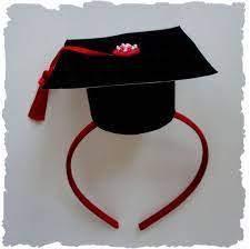 Ho Fatto Una Graduazione A Mano Ed Incastonato Su Un Facile Indossare La Fascia Questa Fascia Misura Circa 3 Graduation Cap Graduation Crafts Graduation Party
