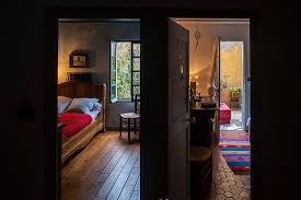 La courte carrière du peintre hollandais vincent van gogh est marquée de révélations successives. Chambre Van Gogh Et Chambre 5 Picture Of L Aubergine Rouge Arles Tripadvisor