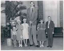 Ils sont étudiants, politiciens, athlètes, hommes et femmes d'affaires : Une Video Rare De Robert Wadlow L Homme Le Plus Grand Du Monde Jamais Mesure Video 2tout2rien