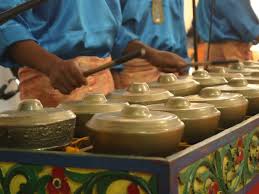 Gamelan banyak kita dijumpai di pulau jawa, madura, bali. Talempong Alunan Perkusi Yang Menghidupkan Suasana Indonesia Kaya