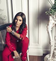 ولدت لأب إماراتي وأم مصرية، تحمل ماجستير في الهندسة المعمارية من كندا بدأت عملها في الإعلام في إذاعة العربية وكانت تقدم برنامج منوعات مع المخرجة الإماراتية نايلة الخاجة ثم انتقلت للعمل كمذيعة اقتصاد في قناة. Haya Online Ù…Ù‡ÙŠØ±Ø© Ø¹Ø¨Ø¯ Ø§Ù„Ø¹Ø²ÙŠØ² Ø£Ø¹Ø§Ù…Ù„ Ø§Ù„Ù†Ø§Ø³ ÙƒÙ…Ø§ Ø£Ø­Ø¨ Ø£Ù† ÙŠØ¹Ø§Ù…Ù„ÙˆÙ†Ù†ÙŠ