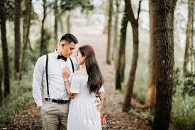 Dengan saling berpandangan tanpa berpelukan dengan latar cahaya matahari dipadu dengan pohon. Pre Wedding Destination By Kaylas Bali Bridestory Com
