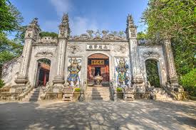 Đền hùng phú thọ là quần thể di tích đền chùa, thờ phụng các vua hùng và tôn thất, nằm từ chân đến đỉnh ngọn núi nghĩa lĩnh cao 175 mét, bao quanh là khu rừng cấm linh thiêng, thuộc xã hy cương trước cửa đền hạ có cây thiên tuế, bên cạnh là nhà bia có kiến trúc hình lục giác với 6 mái. Vá» Ä'áº¥t Tá»• ThÄƒm Khu Di Tich Lá»‹ch Sá»­ Ä'á»n Hung Vov Vn