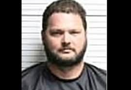 Fingió su muerte para huir de la policía: la encontraron escondida en una  pared falsa