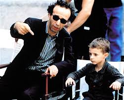 Жизнь прекрасна la vita è bella год 1997 страна италия слоган «an unforgettable fable that proves love, family and imagination conquer all» режиссер роберто бениньи сценарий винченцо черами, роберто бениньи продюсер джанлуиджи браски, эльда ферри, марио котоне. Roberto Benigni And Giorgio Cantarini On The Set Of La Vita E Bella Life Is Beautiful Pics