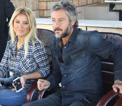 Derin göğüs dekolteli elbisesiyle görücüye çıktı son günlerde yeni imajıyla sıkça adından söz ettiren şarkıcı songül karlı, klip çekiminde tercih. Songul Karli Eski Esim 20 Milyon Tl Mi Dolandirdi Temiz Magazin