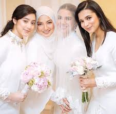 It's the first muslimah clothing ready to solat in malaysia. Biodata Athisha Khan Adik Pelakon Neelofa Iluminasi