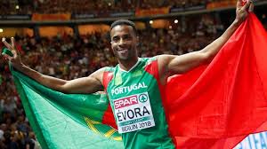 Telma monteiro e nelson évora protagonizam um momento de pura alegria com o estandarte da bandeira de portugal, durante o desfile de abertura dos jogos olímpicos Nelson Evora Muda Se Para Barcelona Bom Dia Suica