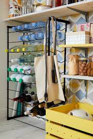 un bac malin pour ranger les bouteilles piece de rangement organiser les armoires de cuisine rangement