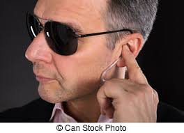El agente del servicio secreto escucha a auriculares. Un primer ...