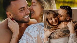 To już półmetek ciąży. Chris Ducci pochwalił się sesją z partnerką.  Brzuszek na pierwszym planie