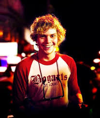 Evan Peters Photo Evan Peters Evan Peters American Horror Story Evan Peters American Horror Story