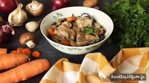 1 kg d'épaule de veau , 1 carotte , 3 blancs de poireaux , 1 oignon , 1 gousse d'ail. Blanquette De Veau Facile Aux Carottes Champignons Recettes100faim