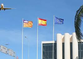 Menschen spiegeln sich in palma im fenster einer geschlossenen bar in der schinkenstraße. Li Kpnttjjjssm