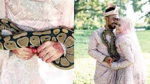 Ketawa mulu slm sesi foto. Ganti Buket Bunga Dengan Ular Foto Prewed Pasangan Ini Bikin Ngeri Hot Liputan6 Com