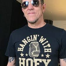 Barry Blom's Instagram, Twitter & Facebook