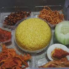 Nasi Kotak Kuning Menu Ayam Sisit Telor Tempe Tahu Kare Mie Tempe Manis Makanan Dan Minuman Fotografi Makanan Makanan Pedas