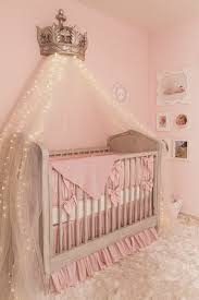 Hier findest du tolle ideen für ein kuscheliges und organisiertes babyzimmer. Babyzimmer Madchen Babybett Prinzessin Konigin Beleuchtung Krone Deko Wanddeko Marchenhafte Ideen Babyzimmer Madchen Babyzimmer Prinzessin Zimmer