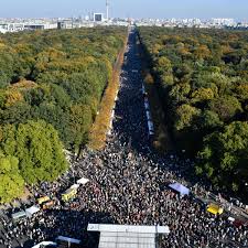 Rede von joshiko saibou vom 29.08.2020 auf der demo von querdenken in berlin die mit der demonstration am reichstagsgebäude nichts zu tun hatte. Berliner Unteilbar Demo 250 000 Menschen Feiern Party Fur Weltoffenes Deutschland Politik