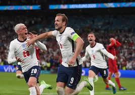 Christian eriksen (danimarca) trasforma il tiro dal dischetto un tiro di destro sotto la traversa. 5zblnamb1bt5dm