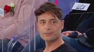 Uomini e Donne, Armando e Lucrezia divisi da una dama