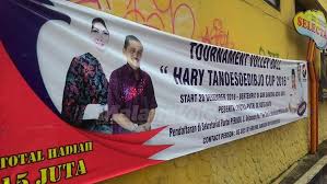 Penjelasan pengertian bola voli dan materi peraturan teknik dasar bola voli. Gambar Dewanti Punjul Di Spanduk Turnamen Bola Volly Perindo Panwas Kami Sedang Telusuri Malangvoice