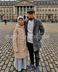 Ustadz adi hidayat kali ini menjelaskan mengenai rahasia rejeki yang selalu mengalir dalam kondisi apapun, hanya ada dua. Istri Ustadz Adi Hidayat