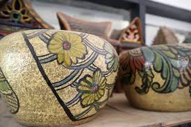Gambar dekoratif mirip seperti gambar pola pattern atau gambar semi. Seabad Gerabah Plered Menolak Retak Tutur Visual