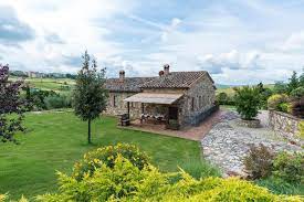 L'agriturismo, infatti, è immerso nello splendido scenario tra la val di chiana e la val d'orcia, situato a pochi km da montepulciano, sarteano, città della pieve, chiusi, san casciano dei bagni, pienza, luoghi ricchi di cultura, arte, natura, centri. Aurora Agriturismo San Casciano Dei Bagni Updated 2021 Prices