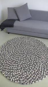 140 Cm Teppich Aus Filzkugeln In Naturtonen Von Le La Om Auf Dawanda Com Tapetes Tapetes Artesanais Tapete De Croche