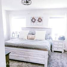 A farmhouse bedroom decor that has a gothic touch? Farmhouse Bedroom Must Have Mom