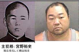 宮野裕史は2013年に振り込め詐欺容疑で逮捕されていました。 （その後不起訴処分） パチンコ必勝法の情報料名目で現金を騙し取る振り込め詐欺で 2013年1月10日に口座の所有者だった宮野裕史(当時42歳)は逮捕された。 髪が薄くて体は細いらしい。 H æ¨ªå±±è£•å² Etiketa Sto Twitter