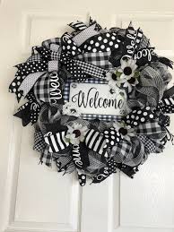 Black And White Wreath Ideas Welcome Black White Wreathdaisy Welcome Sign Everyday In 2020 White Wreath Welcome Wreath White Mesh Wreath
