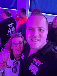 Moin Moin zusammen, Hier mal eine kleine Inspiration von meiner Dartwand .  Ich Spiele Aktiv über Autodarts und wenn ich Lust habe auch per Webcam  Darts . Verbaut im System sind derzeit