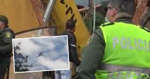 Según las primeras imágenes que se conocen, la aeronave de matrícula hj131, color amarillo, quedó en medio de dos casas. Papp Dq5yqnsbm