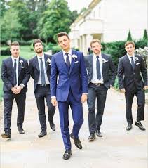 Un Costume Bleu Pour Le Mariage La Tendance A Suivre Pour Le Marie Blue Groomsmen Suits Groomsmen Grey Blue Groomsmen