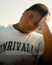 Wie 11 is staat veel verandering te wachten: afscheid van de basisschool,  maar ook meer vrijheid en het begin van een ingewikkelde puberfase.  Fotograaf @heleen.mdbw portretteerde elf Amsterdamse elfjarigen. 🔗 Bekijk  alle