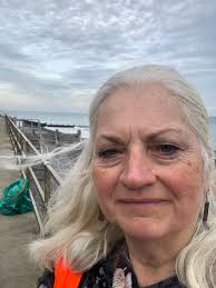 Couldn't make the group pick this morning so as I was up early I went off  for a solo mooch. Beautiful views and very little litter. I managed to fill  one bag