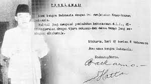 Soekarno pada saat deklarasi kemerdekaan pada tanggal 17 agustus 1945. Hut Kemerdekaan Ke 74 Ri Ini Beda Teks Naskah Proklamasi Kemerdekaan Ri Asli Dan Otentik Tribunnews Com Mobile
