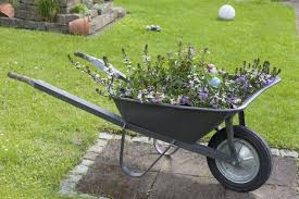 Originelle Pflanzgefasse 21 Pfiffige Ideen Fur Jeden Geschmack In 2020 Schubkarre Garten Bepflanzung Kreative Garten Ideen