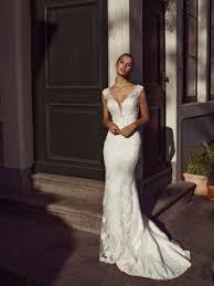 One Dress Two Different Looks Dress Fiesta Goes From Being A Big And Stylish Wedding Gown To An Elegant And Dreamy Fit In 2020 Trouwjurk Kanten Bruidsjurk Bruidsjurk
