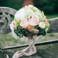 Diese mehrjährige staude bildet große rosa, blaue, violette oder weiße blütenstände, die. Hochzeitsblumen Und Ihre Bedeutungen Weddix