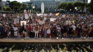 Almeida dice a sánchez que los españoles. Coronavirus Manifestacion Antimascarillas En Madrid Sin Distancia Social Queremos Ver Al Virus As Com