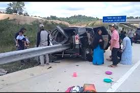 Keluarga sinta bepergian dengan menggunakan sebuah mobil. Tak Ada Korban Jiwa Dalam Kecelakaan Mobil Tertembus Pembatas Jalan Di Tol Balsam Halaman All Kompas Com