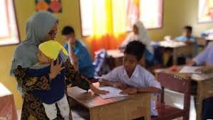 Download now template powerpoint pendidikan pengajaran guru update area. Viral Guru Gendong Bayi Terjang Jalanan Berlumpur Untuk Mengajar Di Sekolah