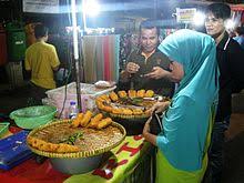 Celupkan adonan ke dalam telur kocok lalu gulingkan di atas tepung panir, goreng hingga kecoklatan. Rissole Wikipedia