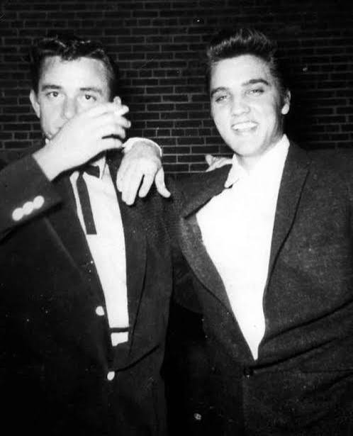 Johnny Cash và Elvis cùng nhau. Elvis gọi ông ấy là "ông già" vì John hơn ông ấy 3 tuổi và đã lập gia đình. : r/Elvis